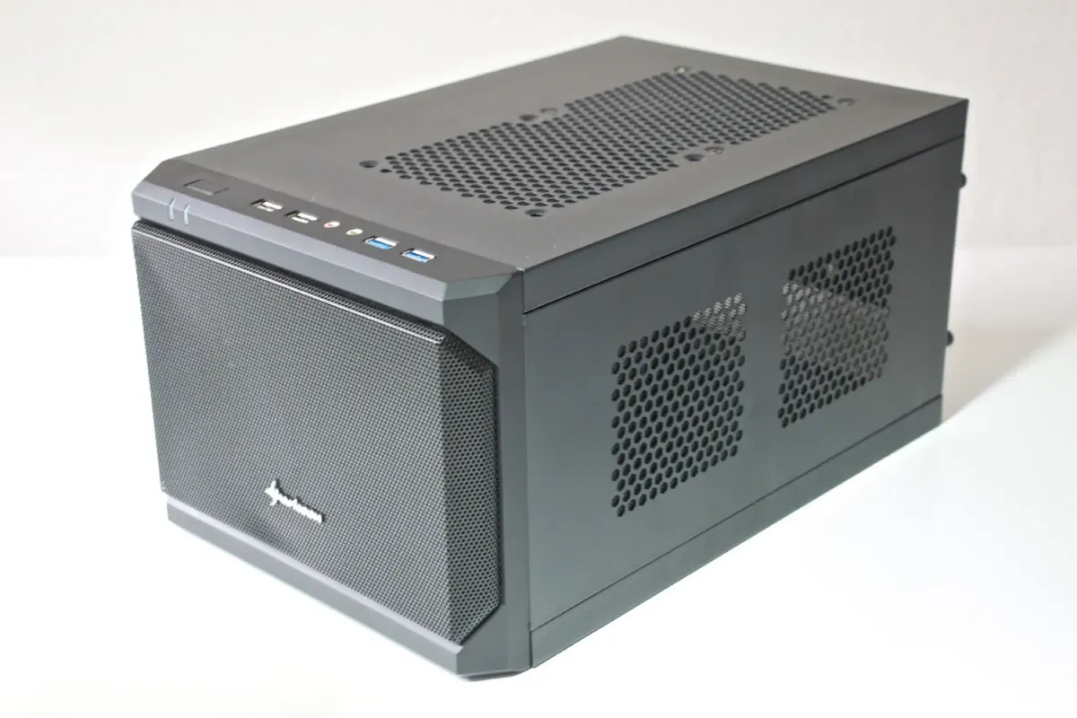 Mini-ITX-Chassis für kleines Geld mit viel Potential: Sharkoon QB One