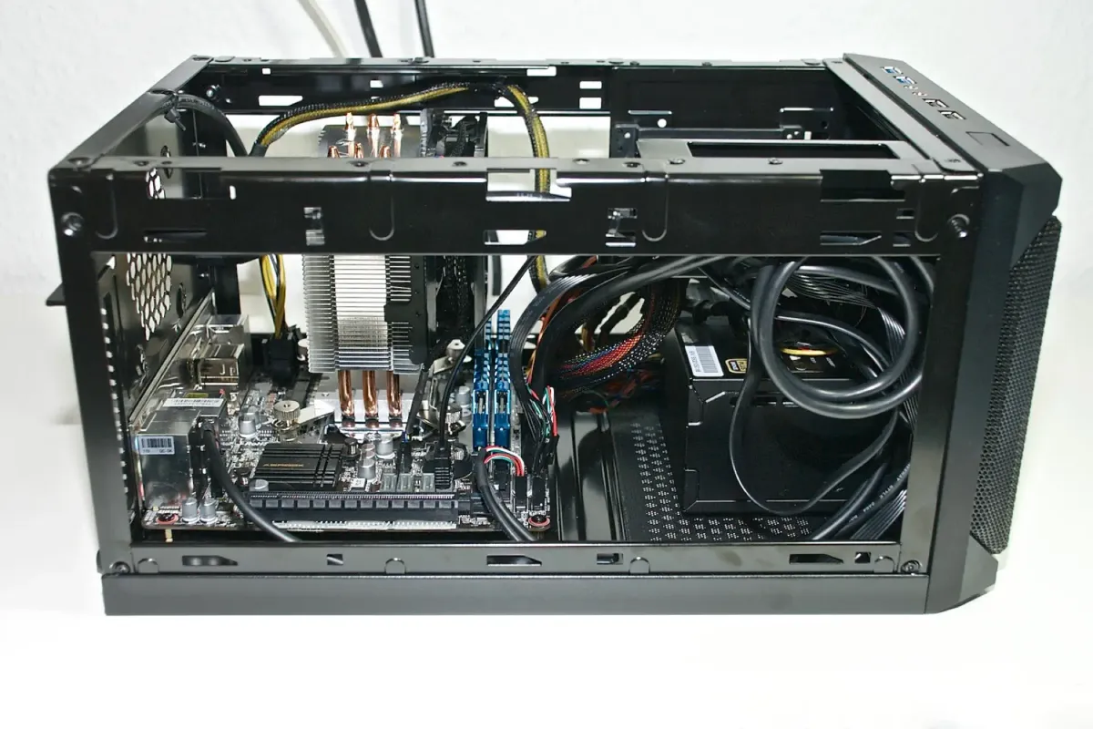 Bau eines Mini-ITX Kraftwinzlings mit Intel Core i5-4590 im Sharkoon QB One