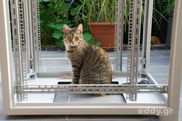 Vom Zusammenbau des ZPAS OTS1 Serverschranks mit 24HE